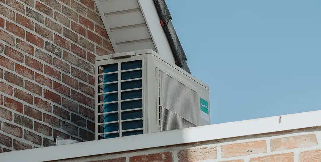 Willemsen Technieken warmtepomp verwarming installatie aan bakstenen woning
