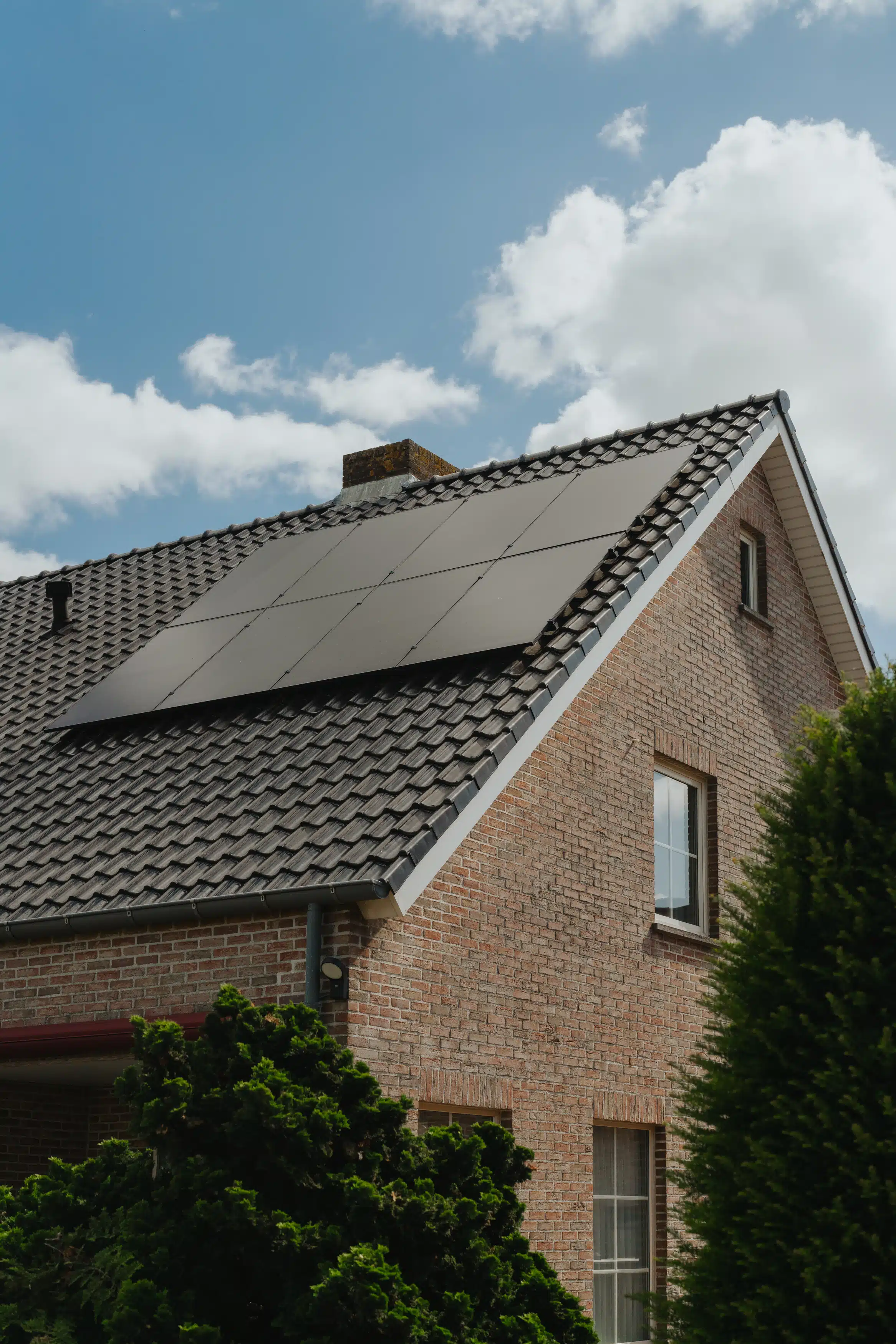 Zonnepanelen op bakstenen woning met moderne duurzame energieoplossing van Willemsen Technieken