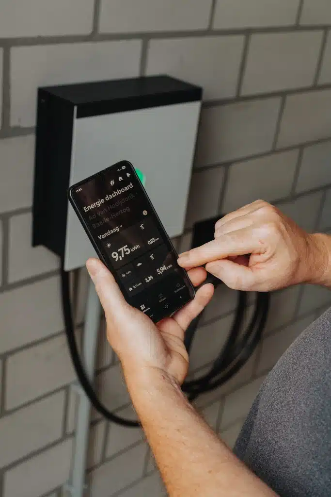 Energieverbruik monitoren via laadpaal app met real-time dashboard en verbruiksgegevens