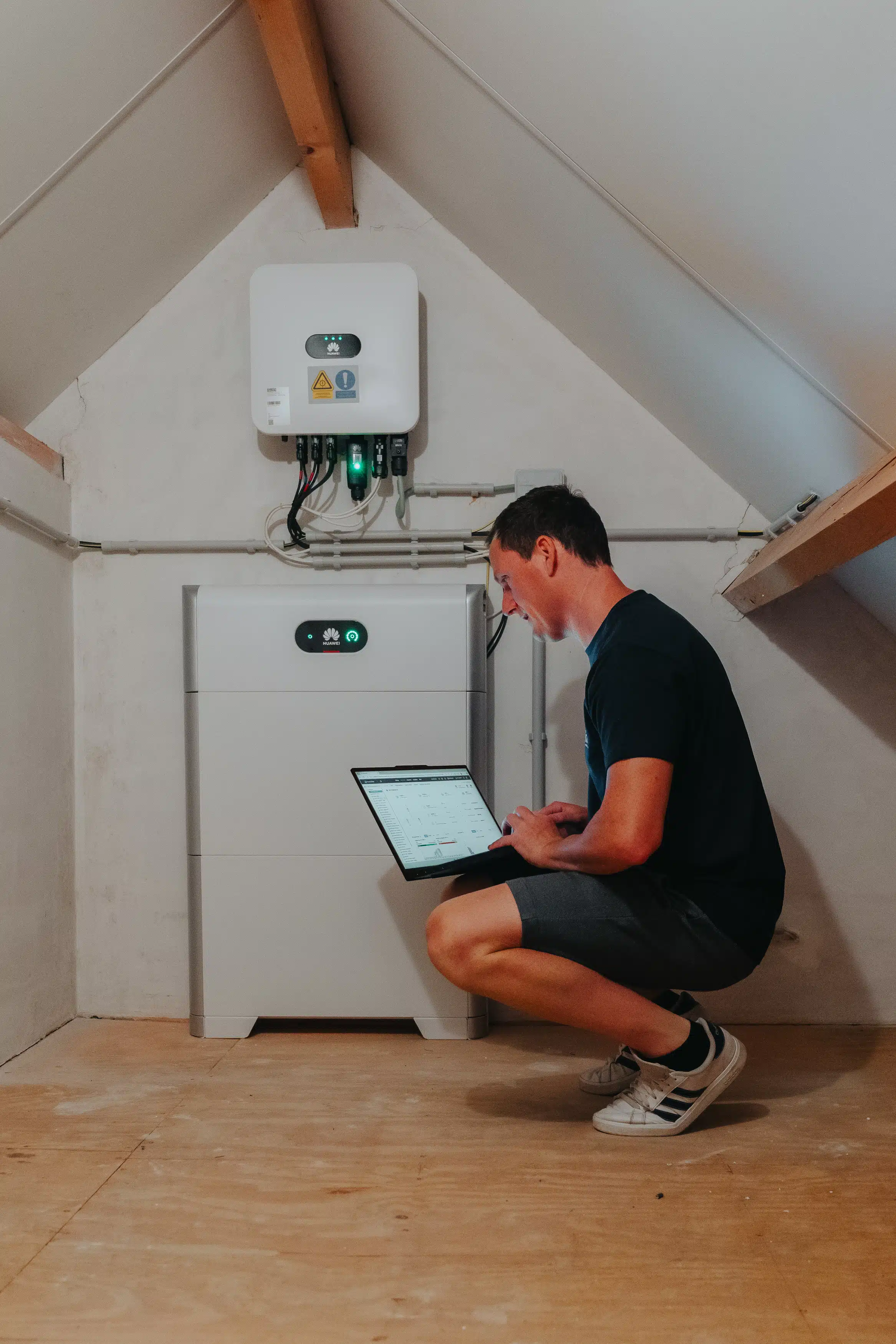 Technicus van Willemsen Technieken voert onderhoud uit aan warmtepompinstallatie in Arendonk