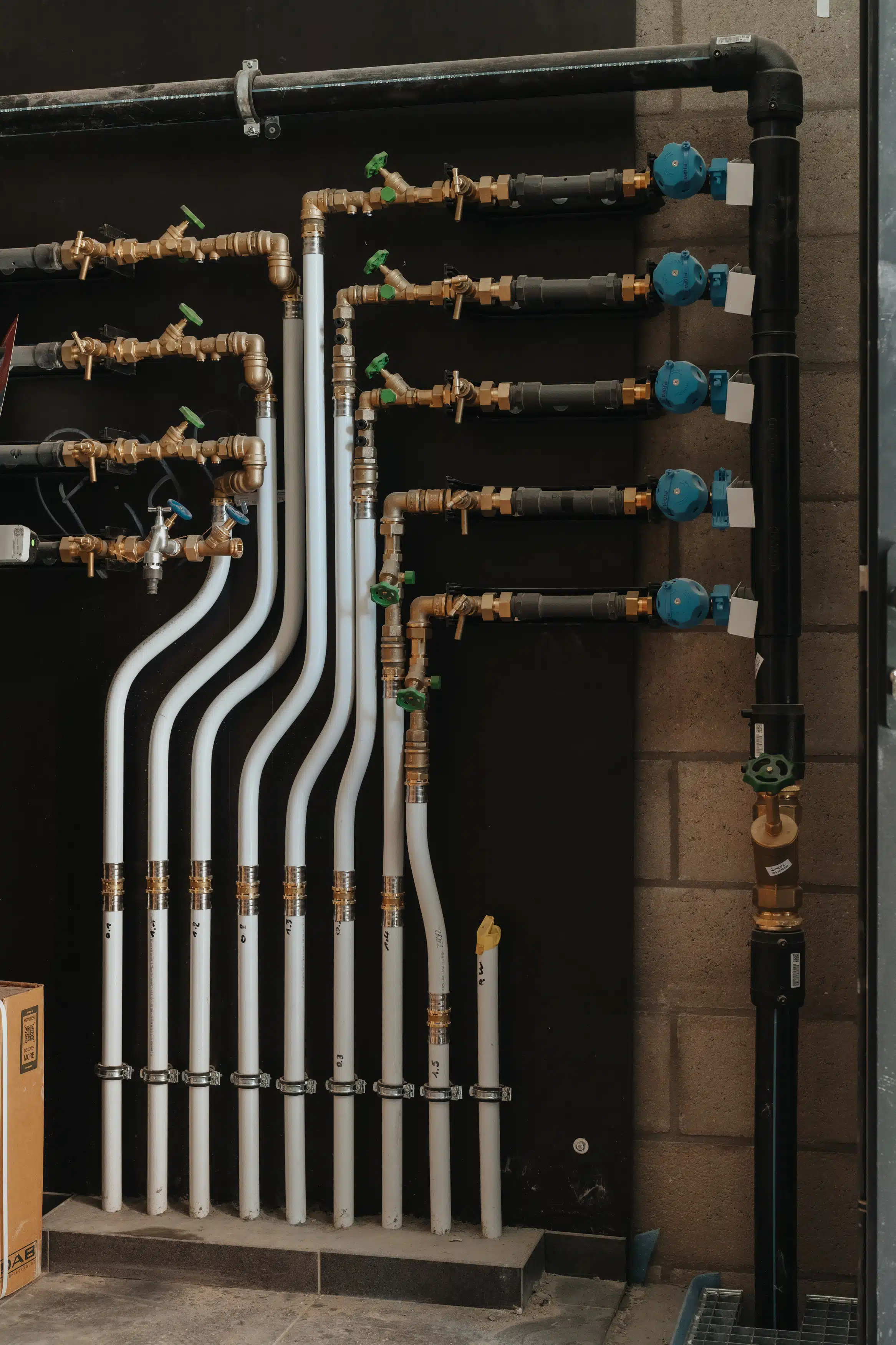 Willemsen Technieken verwarmingsinstallatie met koppelingen en regelkranen in Arendonk