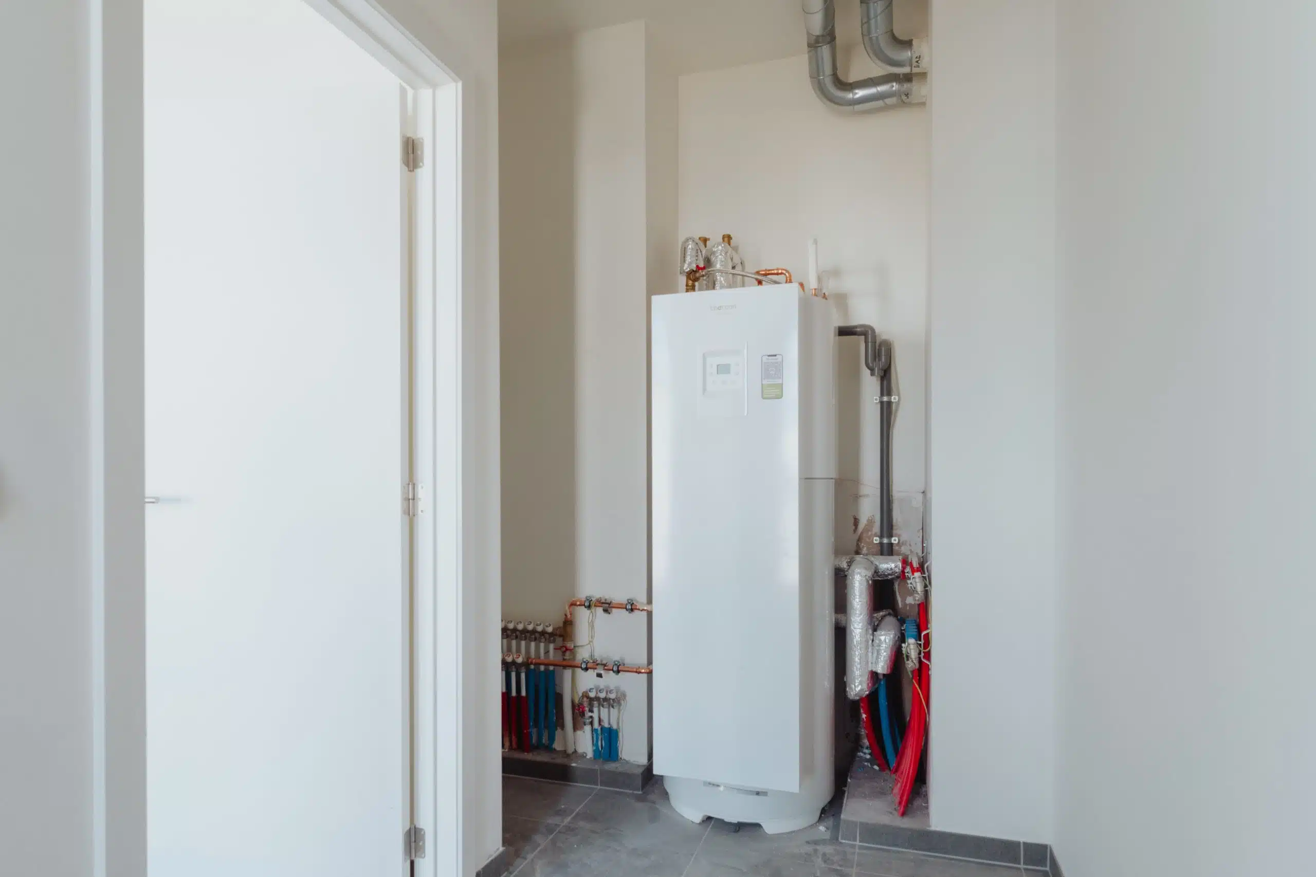 Moderne warmtepompen installatie in technische ruimte met verwarmingssysteem en koppelingen