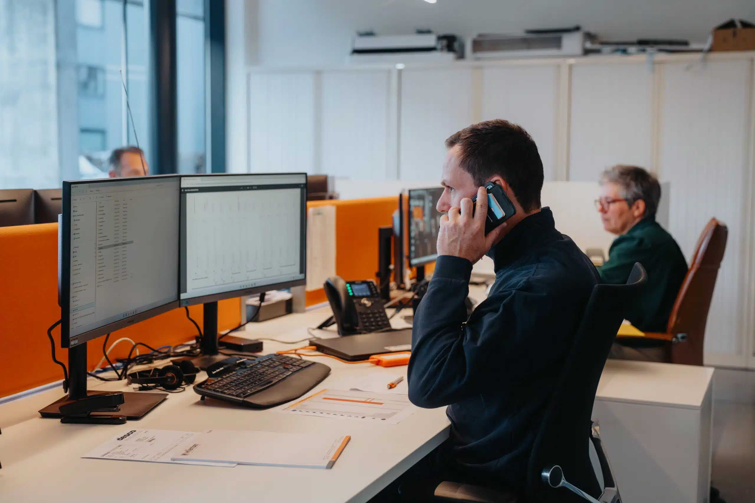 Willemsen Technieken airco technicus installeert en onderhoudt klimaatsysteem op kantoor