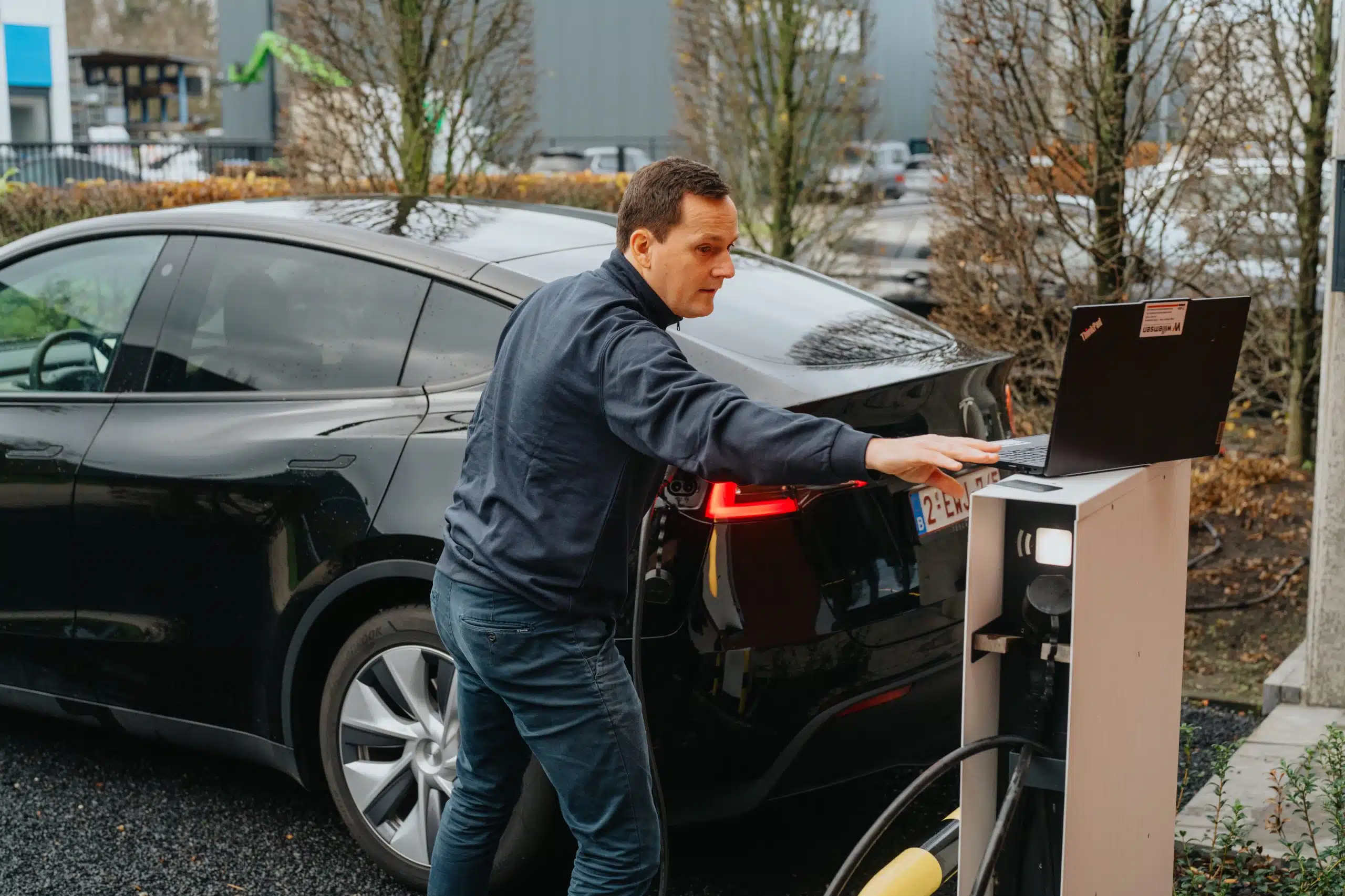 Man controleert elektrische laadpaal via laptop bij Willemsen Technieken Arendonk
