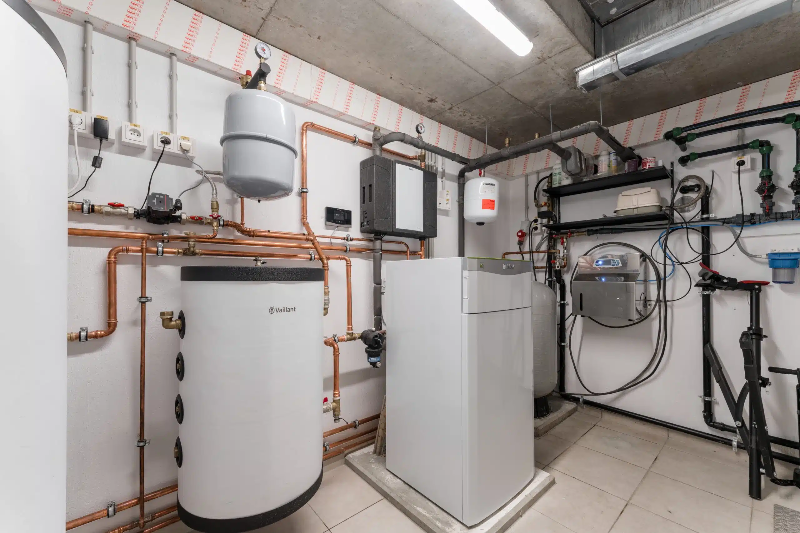 Vaillant verwarmingsinstallatie met boiler en warmtepomp in technische ruimte