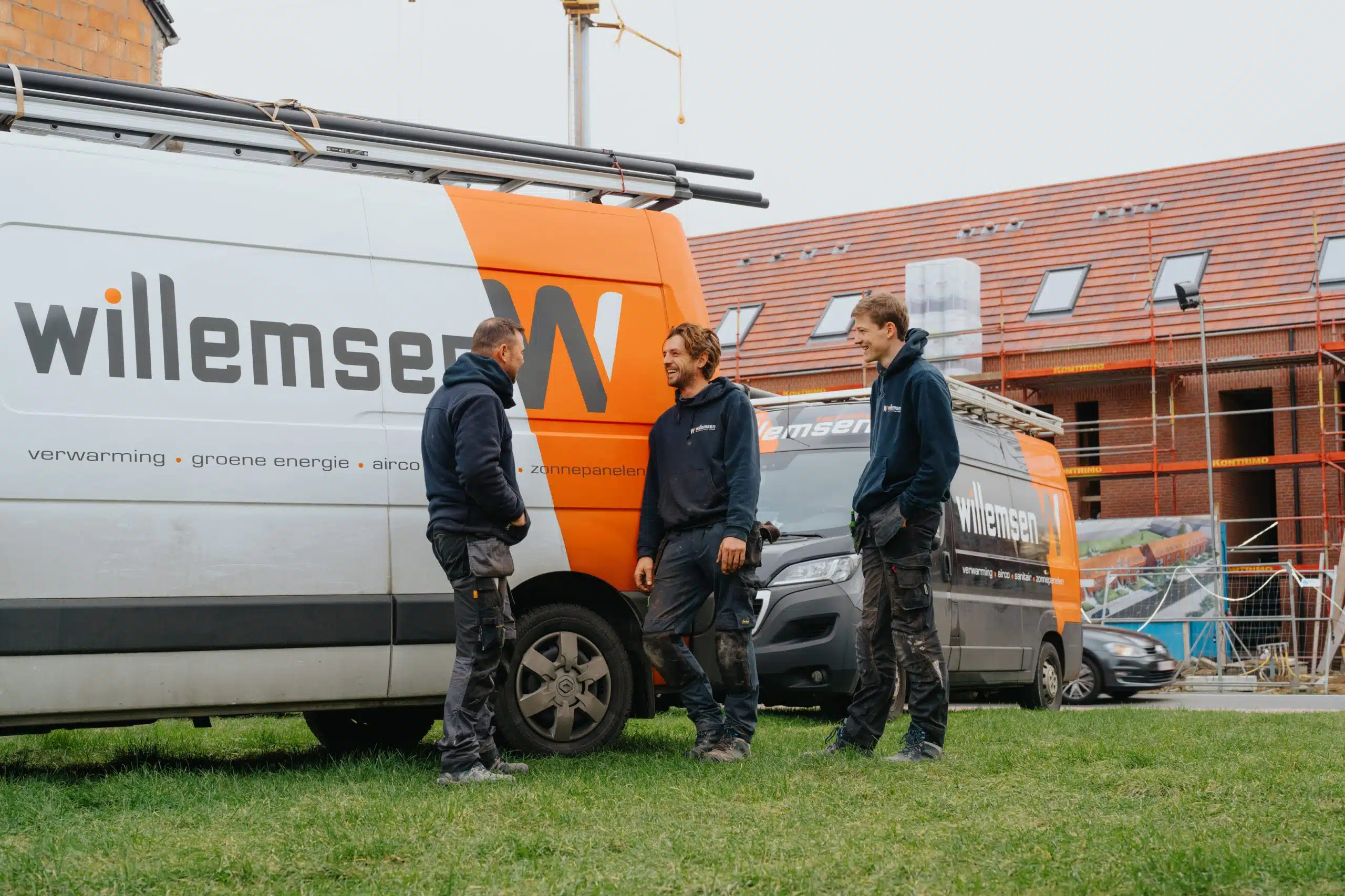 Willemsen Technieken installateurs bespreken verwarmings- en energieoplossingen op bouwplaats Arendonk
