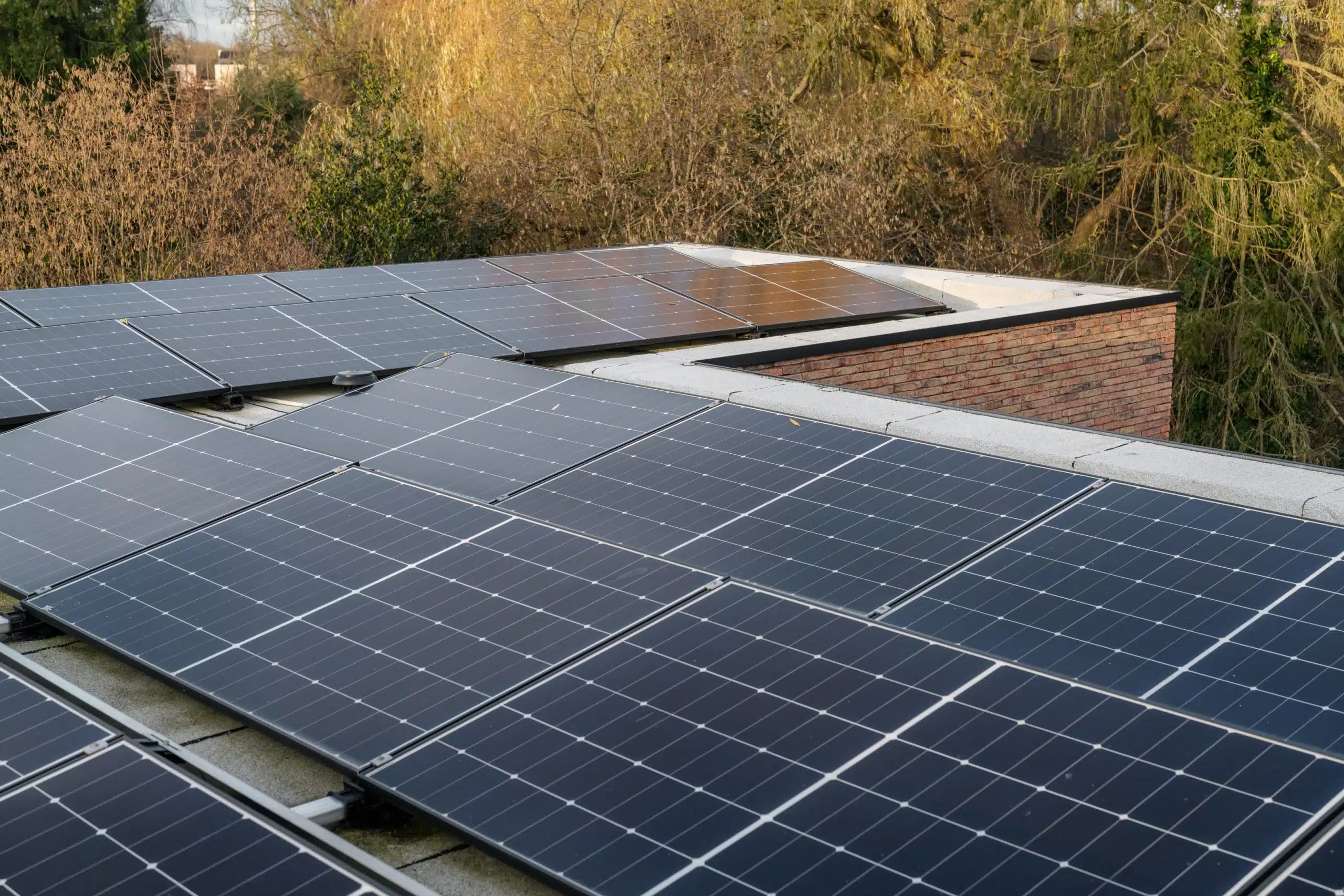 Zonnepanelen installatie op dak met Willemsen Technieken voor duurzame energiebesparing