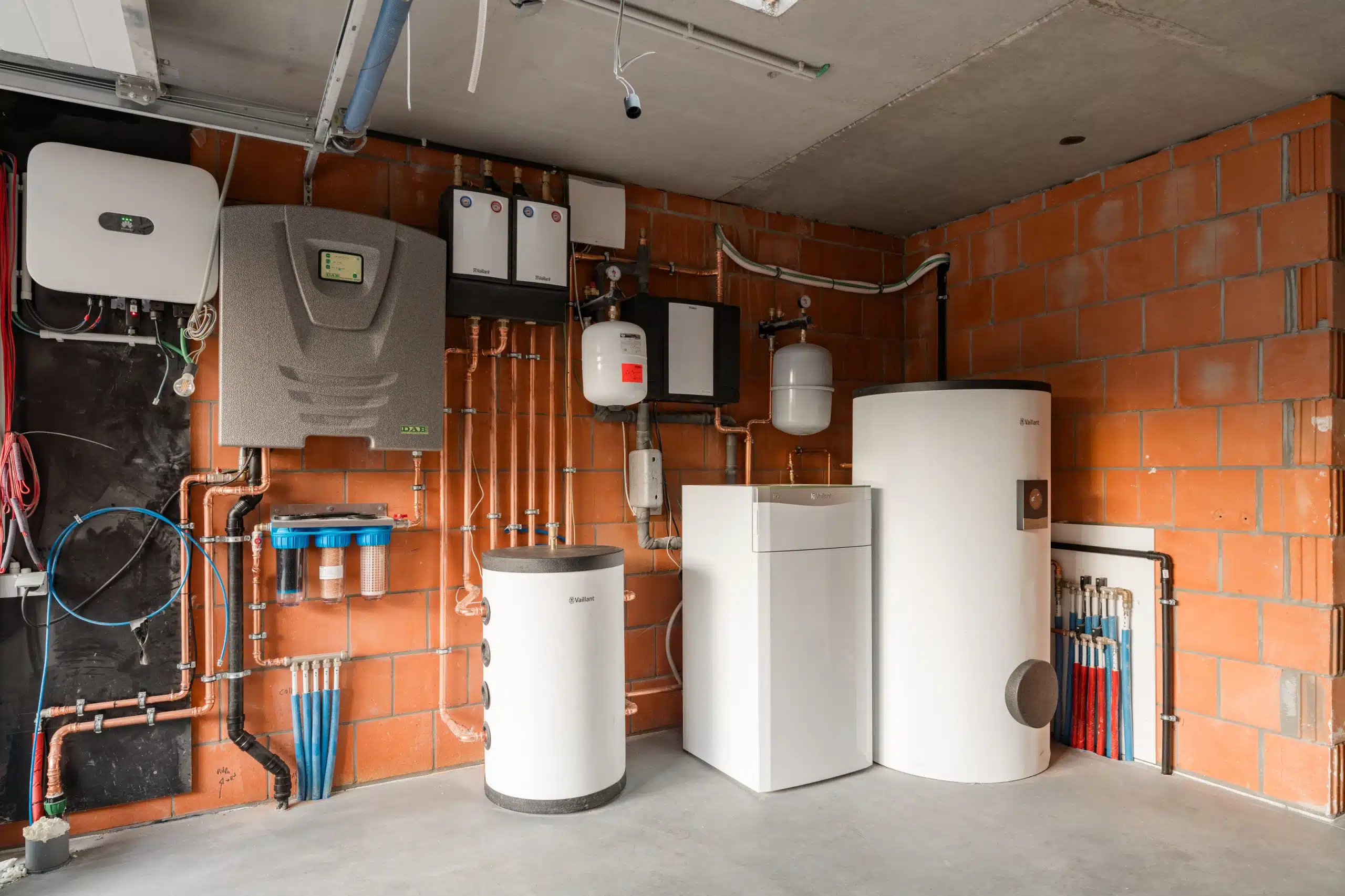 Verwarmingsinstallatie met warmtepomp, boiler en zonnepanelen van Willemsen Technieken in technische ruimte