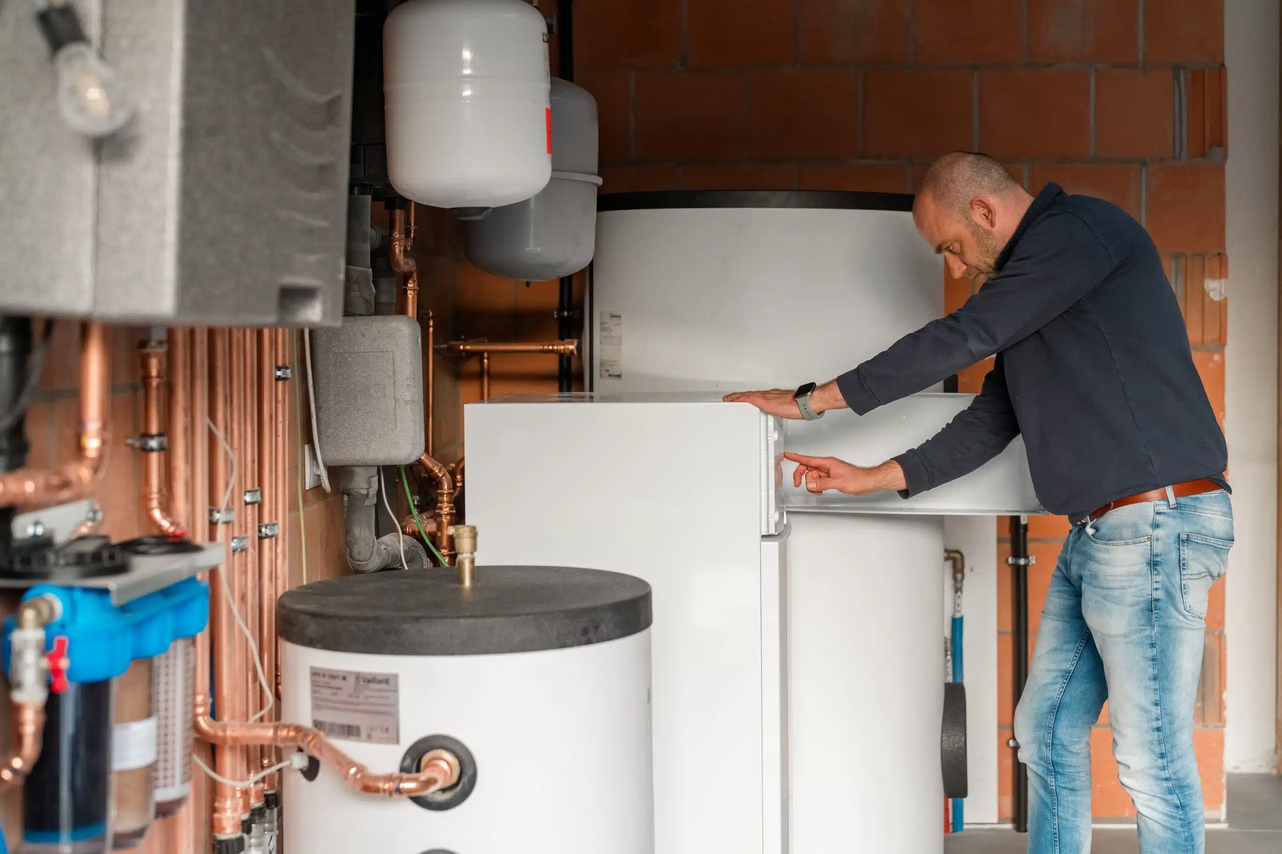Technicus van Willemsen Technieken installeert warmtepompunit voor verwarming in woning
