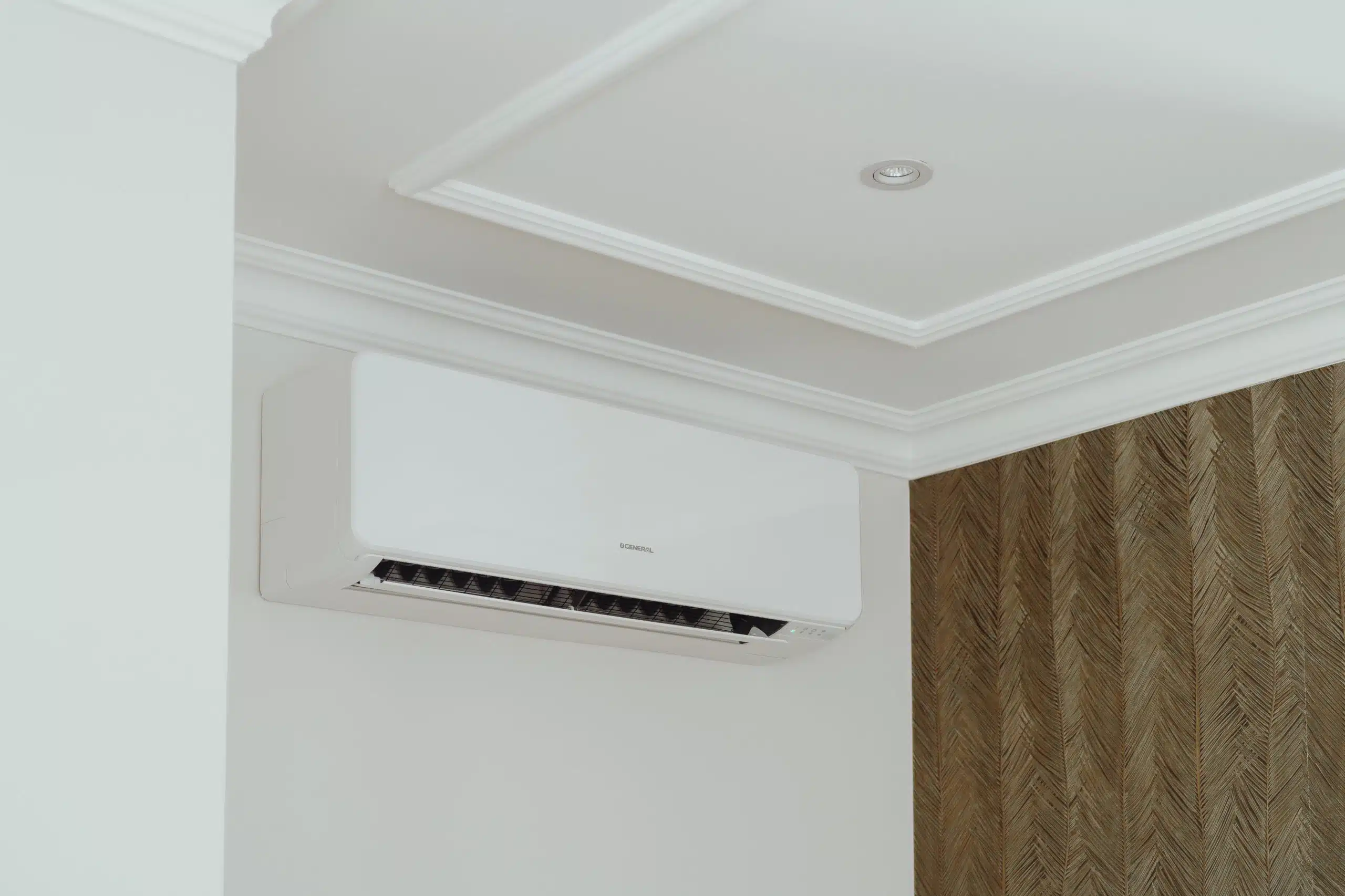 Witte wandairco op een neutrale muur.