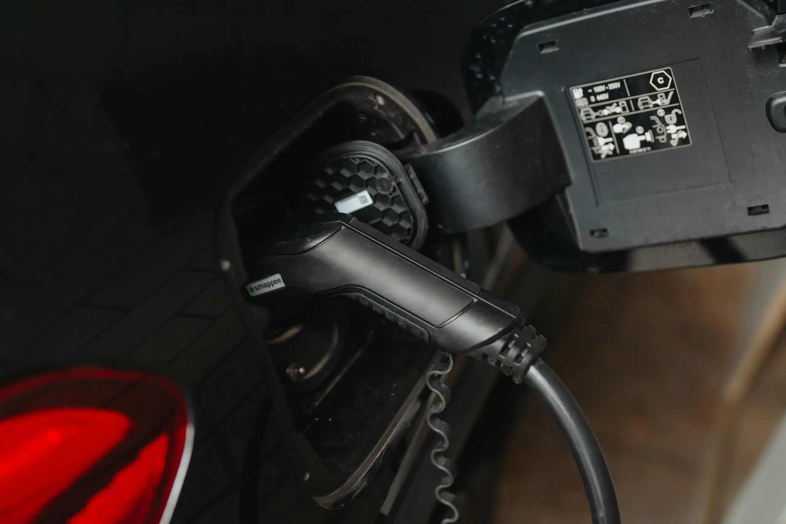 Opladen van een elektrische auto met een aangesloten Smappee-kabel