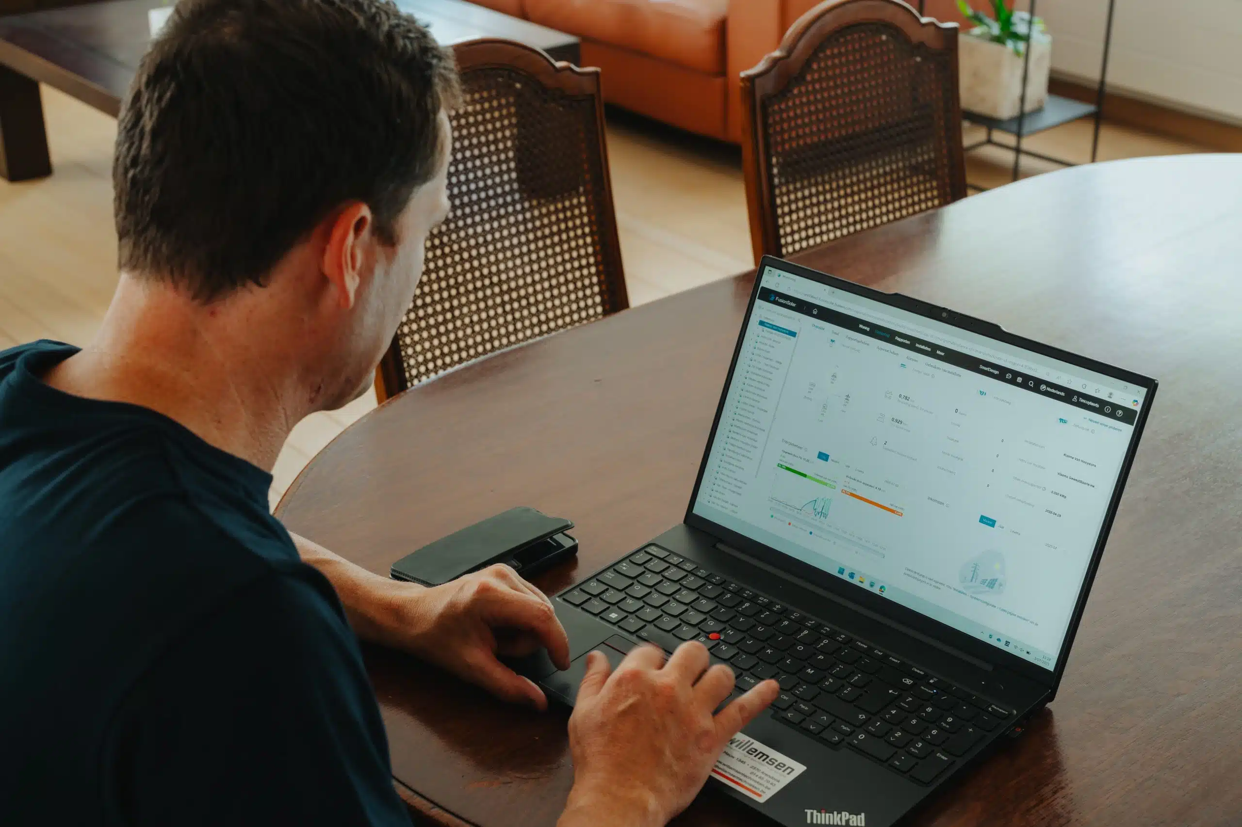 Man analyseert zonnepaneel-installatie data op laptop bij Willemsen Technieken
