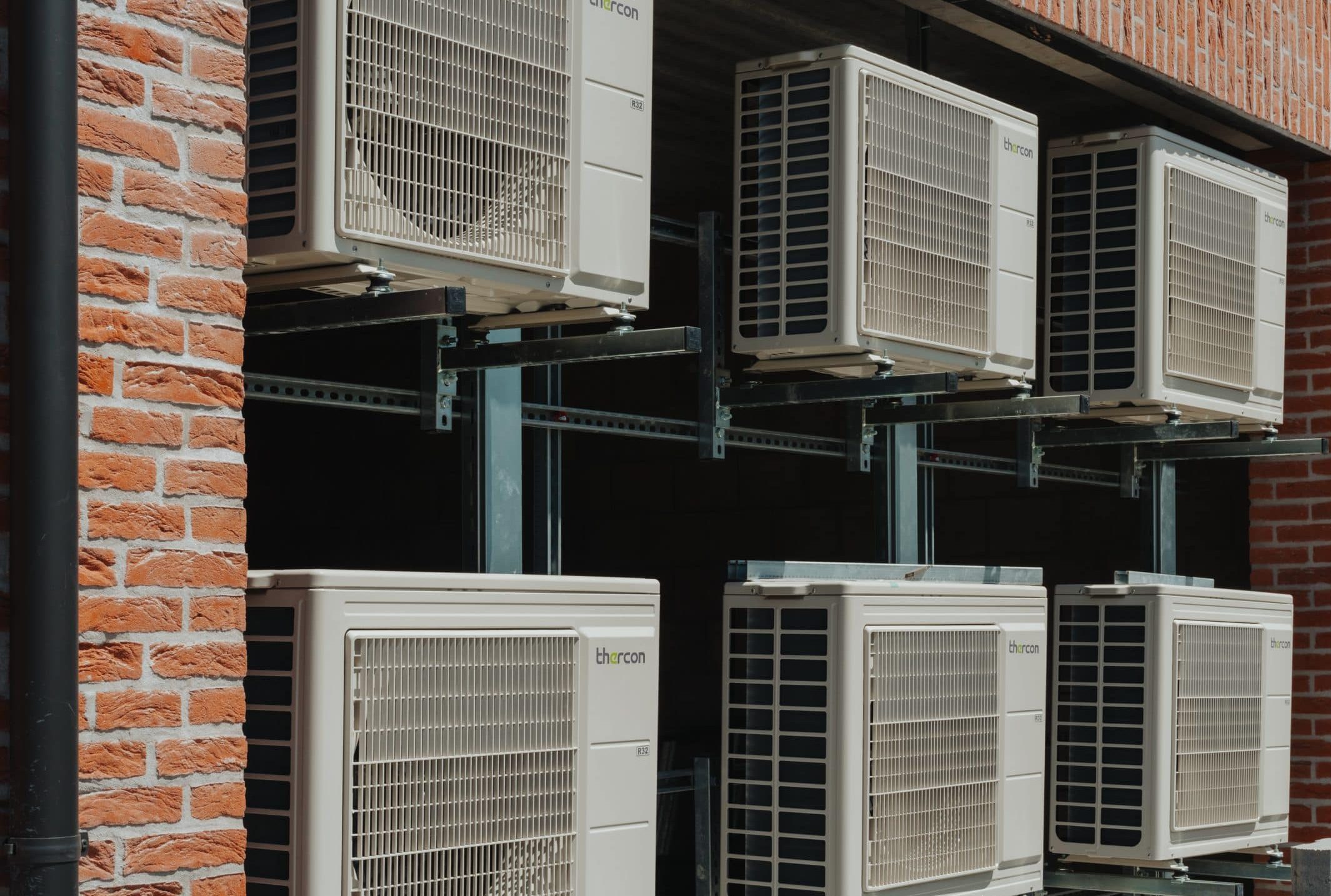 Thurcon warmtepompunits en airconditioning installatie op gevel met bakstenen muur