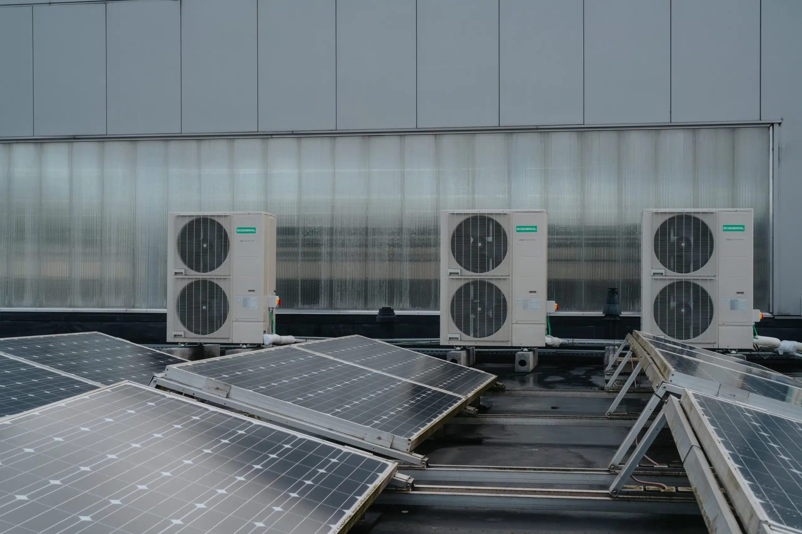 Zonnepanelen installatie op dak met warmtepompen en duurzame energieopwekking systeem