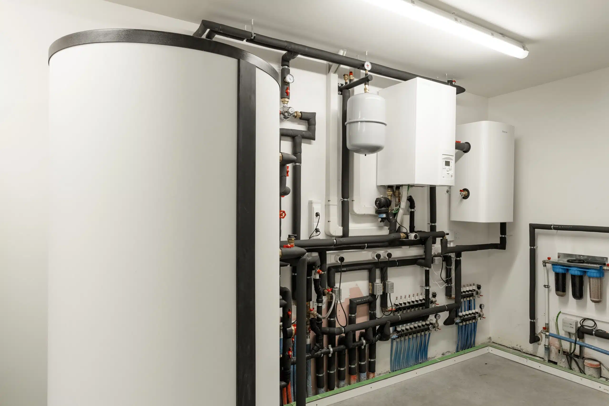 Willemsen Technieken HVAC installatie met warmtepomp, cv-ketel en verwarmingssysteem in technische ruimte