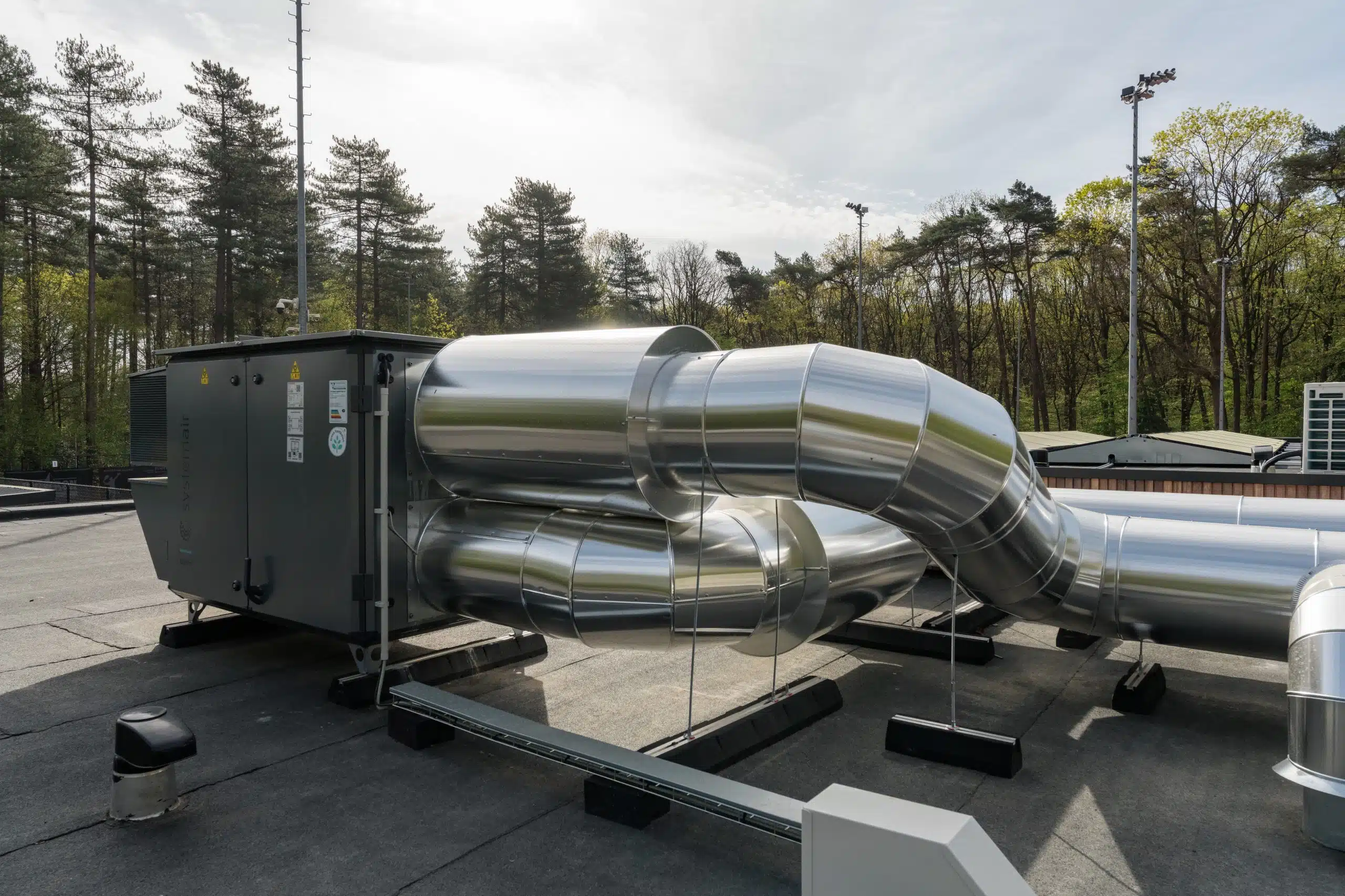 Dakventilatie-installatie met warmtewisselaar en bedieningskast voor gezond binnenklimaat