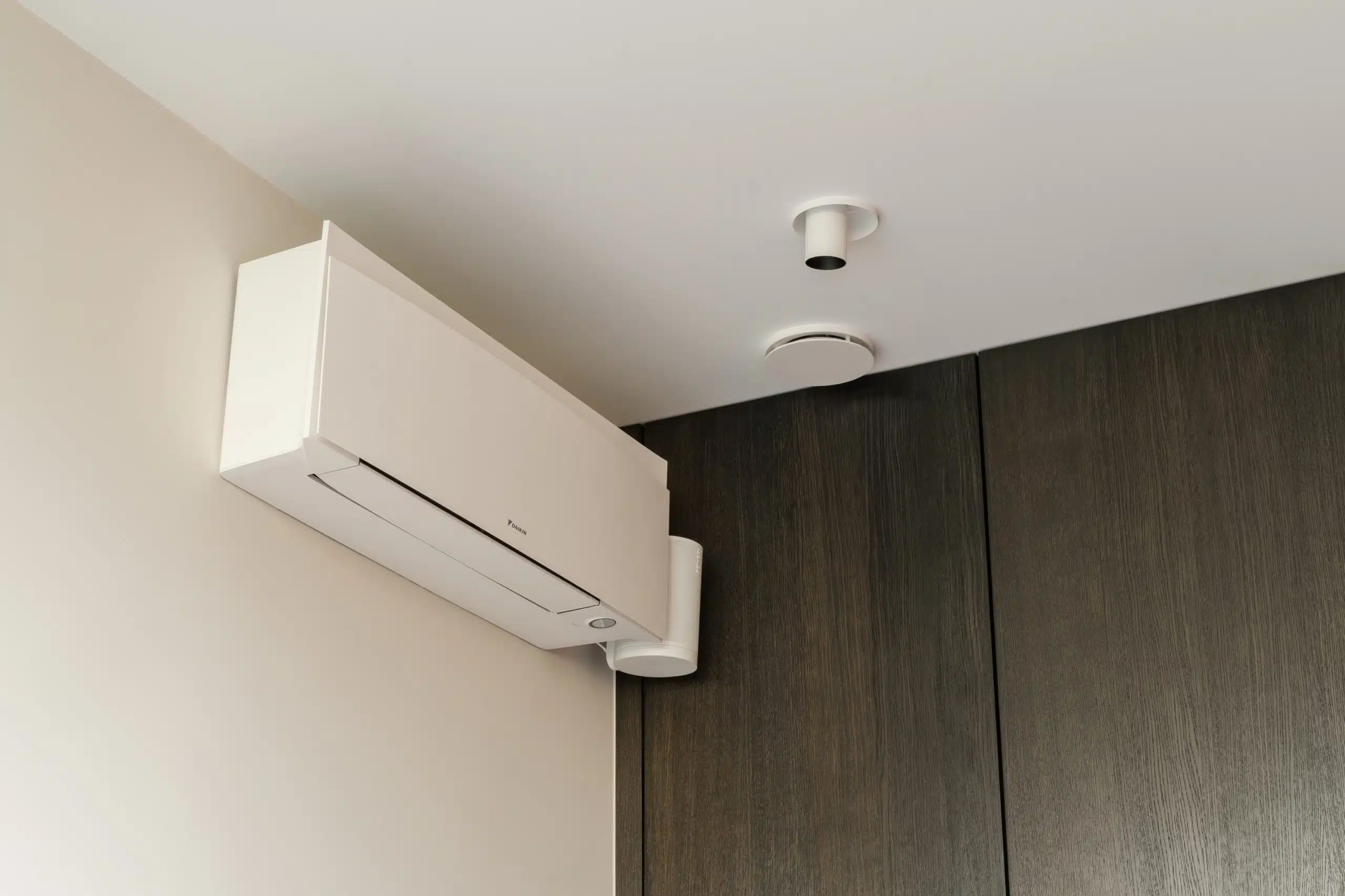 Witte wandairco in een moderne kamer.