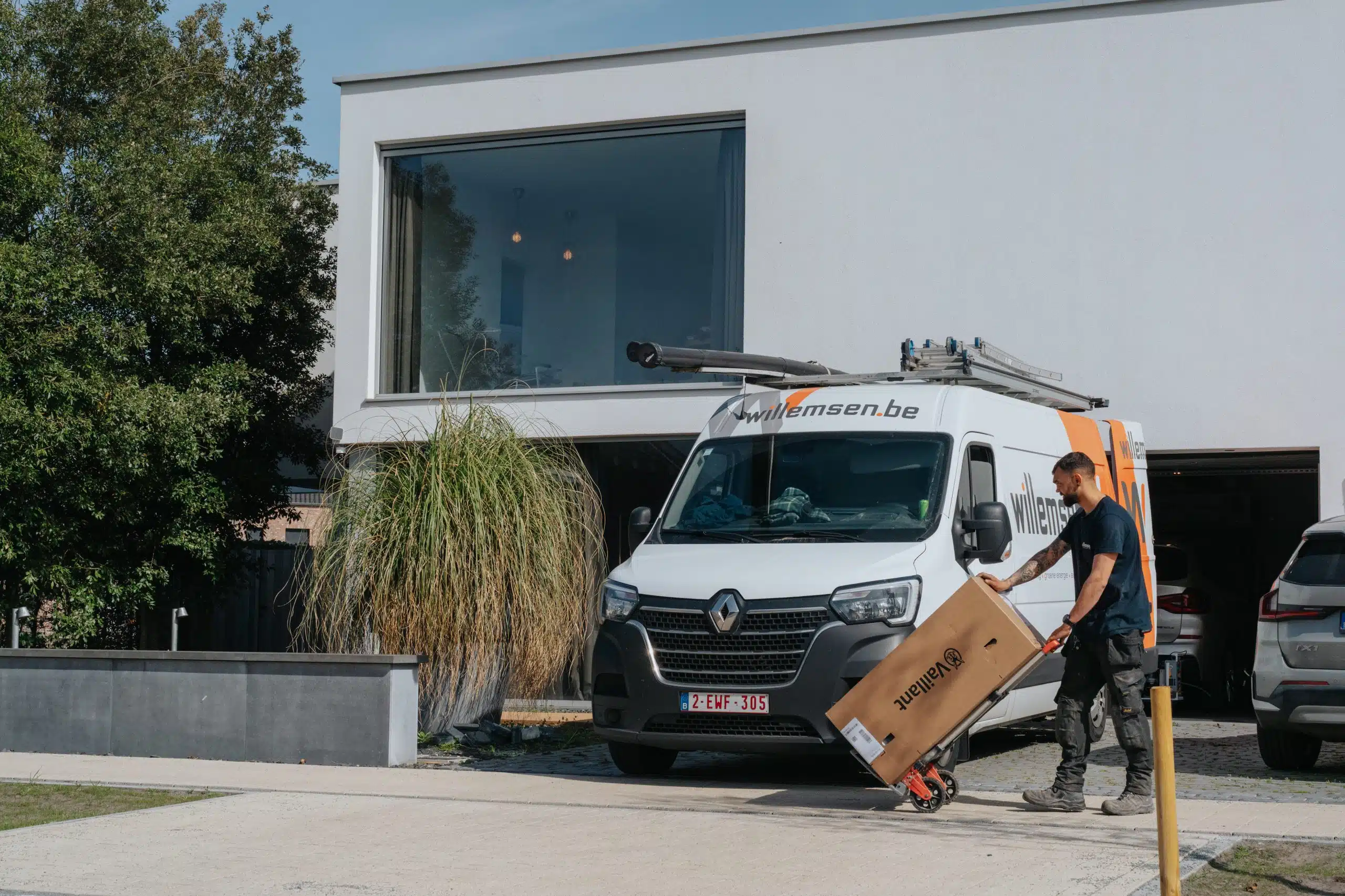 Willemsen Technieken monteur installeert HVAC-systeem met servicevoertuig in Arendonk