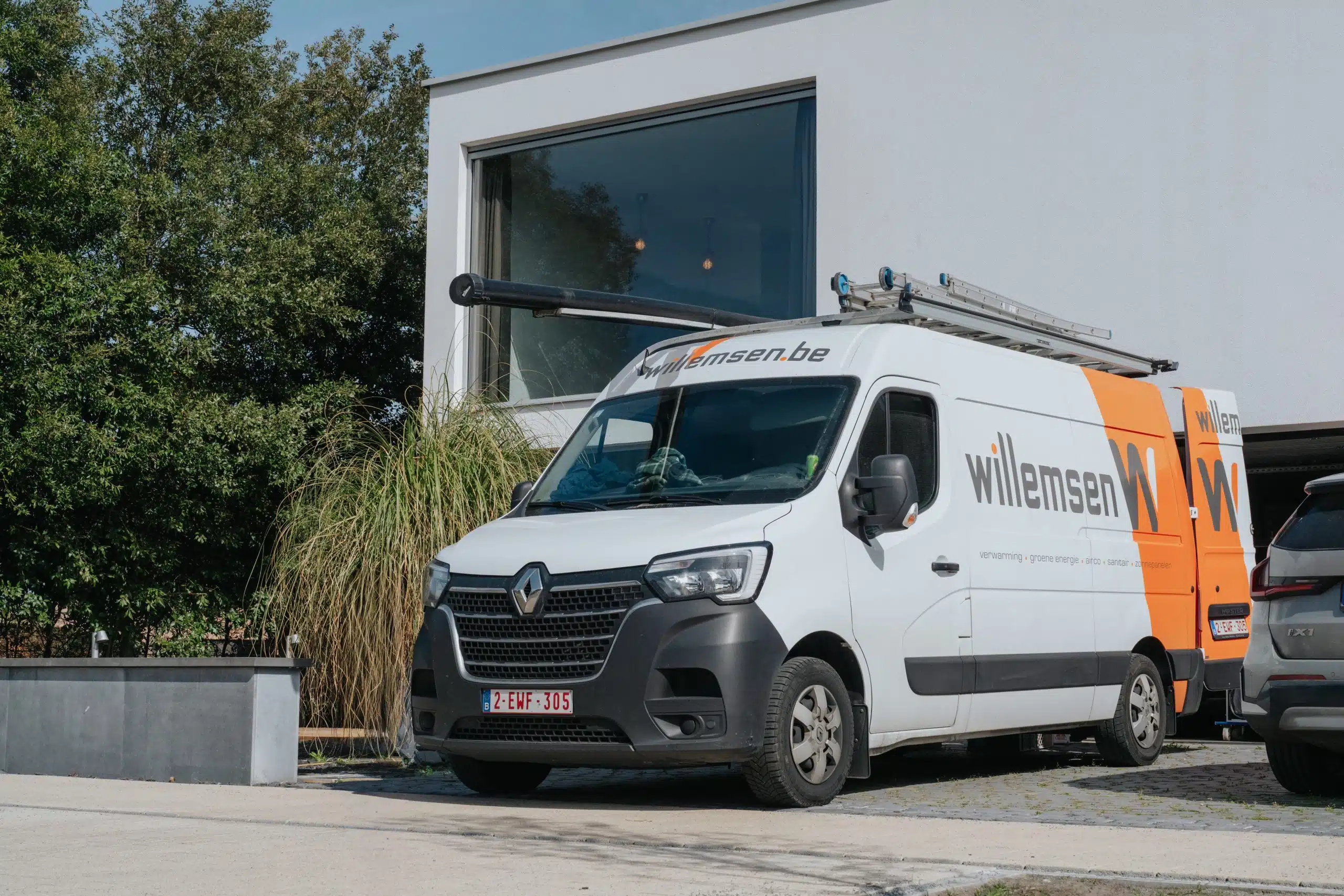 Willemsen Technieken servicevoertuig met ladder op bedrijfsterrein in Arendonk voor technisch onderhoud en service