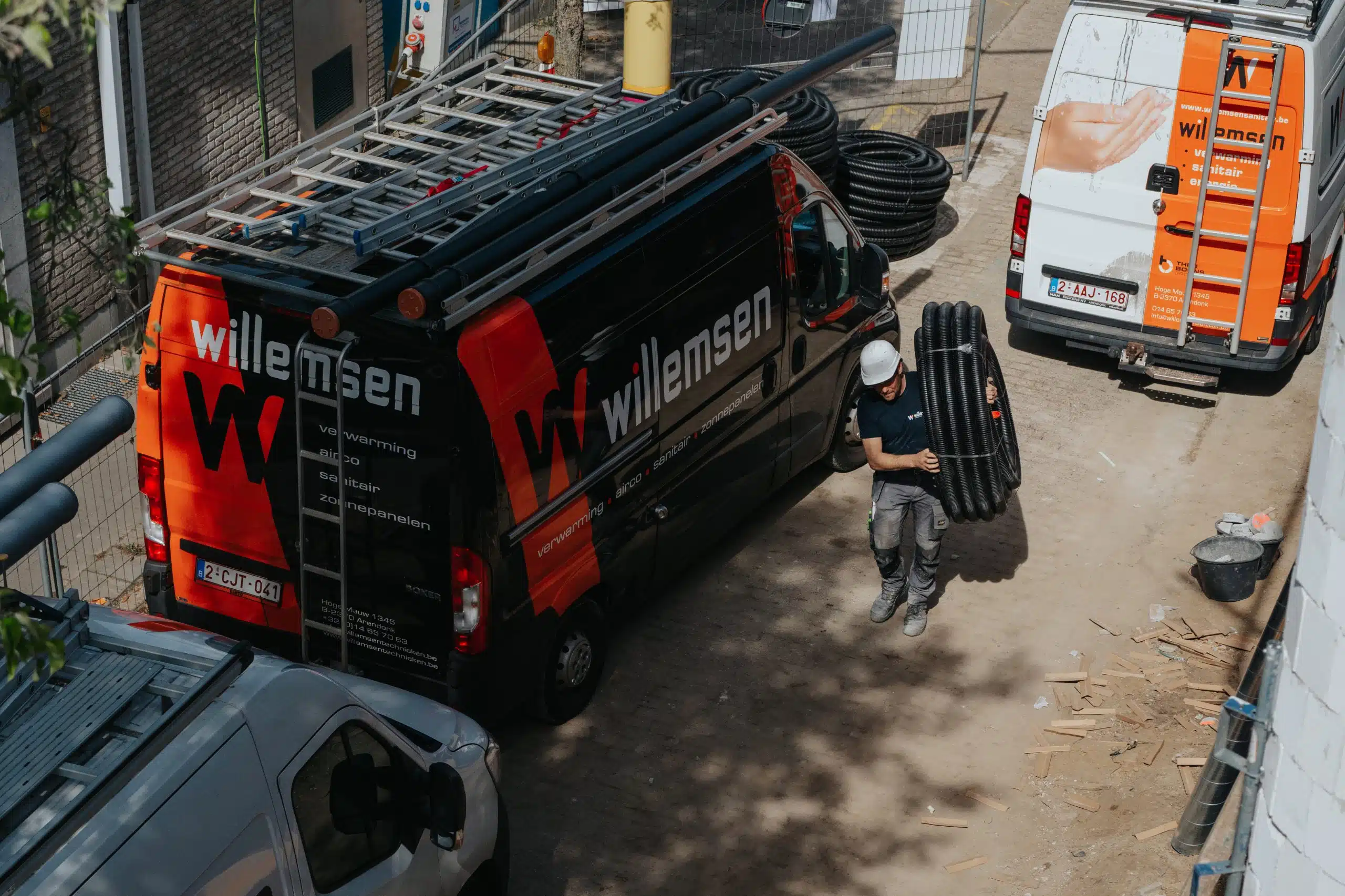 Willemsen sanitair installateur voert onderhoud uit aan servicevoertuig met leidingen en gereedschap in Arendonk