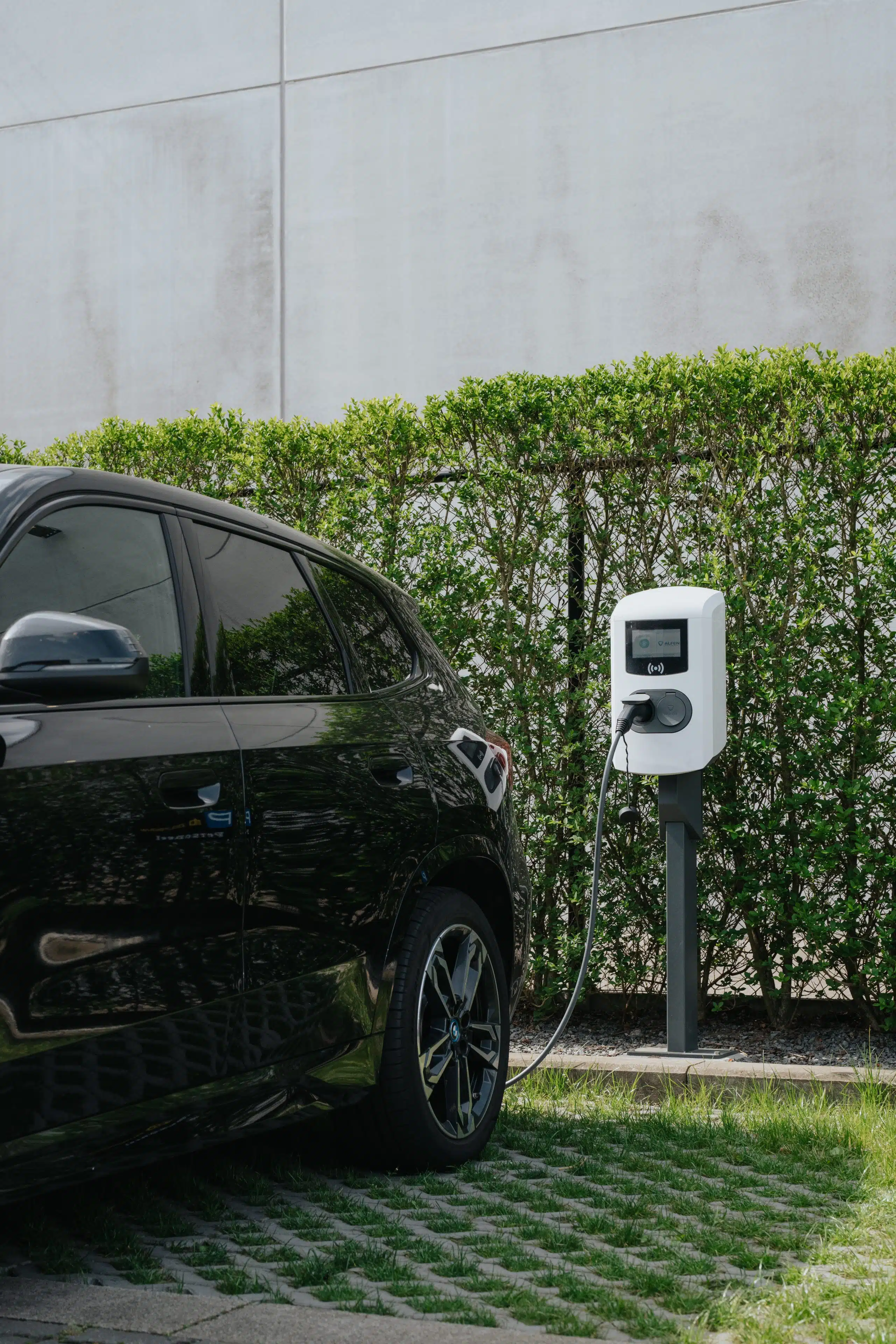 Elektrische auto laden aan slimme laadpaal van Willemsen Technieken in Arendonk